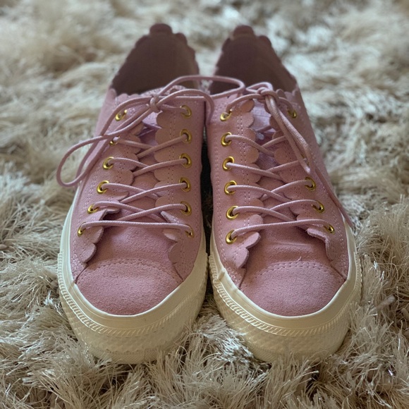 chuck taylor frilly